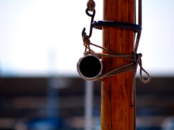 mât d'un petit voilier ( eine Segelboot-mast)